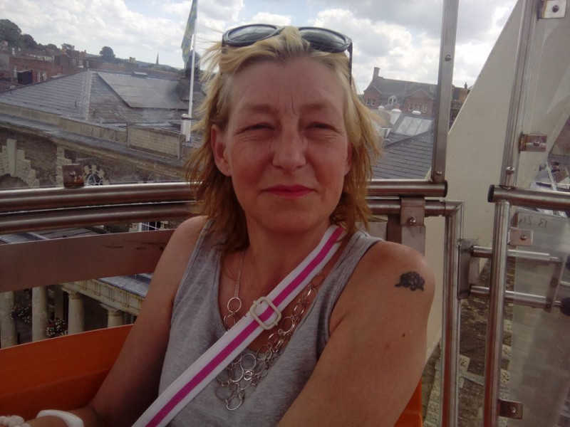 44歲的英國女子史特吉斯疑似接觸到與雙面諜中毒案相同的神經毒劑，已經不治死亡。   圖：翻攝史特吉斯臉書