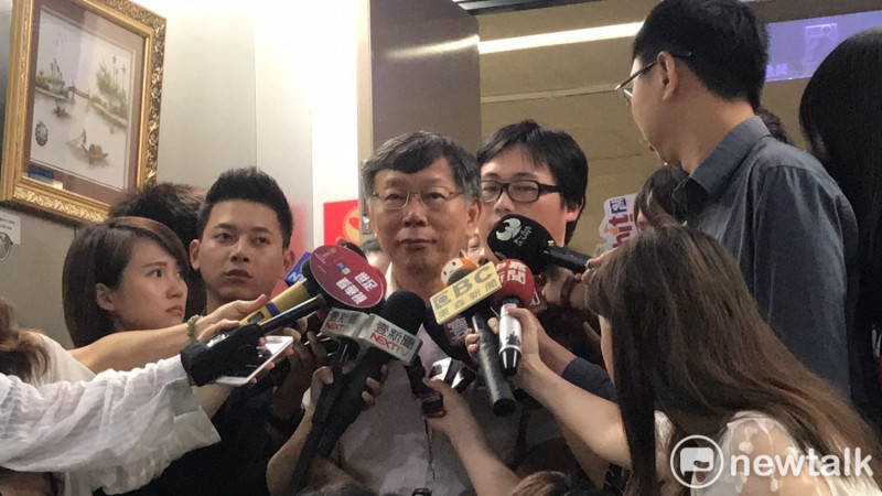 台北市長柯文哲今日上午受訪談論颱風假的放假標準，針對瑪莉亞強颱進逼台灣，柯表示最快明天上午10點會宣布明天下午是否放假。   圖：曾薏伃 ／ 攝