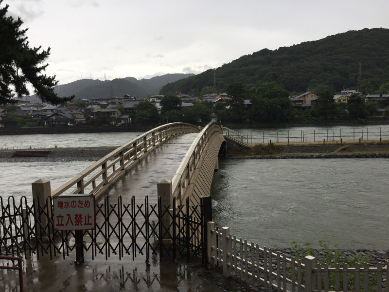 雨勢稍減，扔有部份橋樑，水域封閉。   圖 : 蕭岱臻/攝