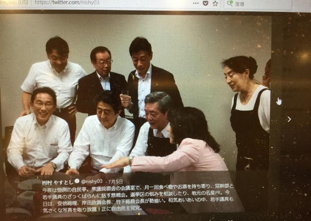 日本豪雨重創西日本，日本首相安倍晉三還為了總裁選舉對策而跟自民黨議員飲酒作樂，引發爭議。   圖：劉黎兒/翻攝自副官房長官西村康稔的推特