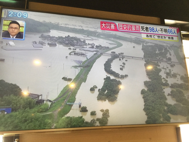 豪雨轟炸日本西半部，整個郡縣都泡在水中。   圖：劉黎兒/翻攝日本富士電視台