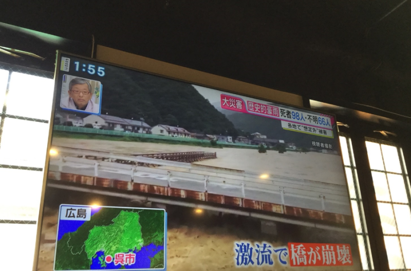 豪雨造成河流暴漲，導致橋梁崩壞。   圖：劉黎兒/翻攝日本富士電視台