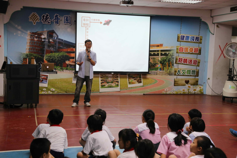 台灣蝙蝠學會講師陳威辰至德音國小講課及蝙蝠救傷站。                  圖：新北市動保處/提供            