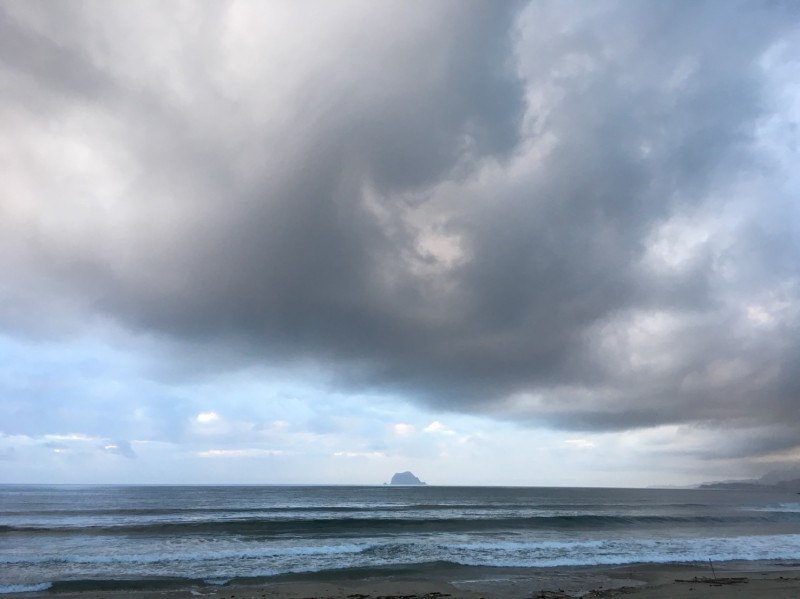 今(10)晨受到持續逼近的強颱「瑪莉亞」影響，一早北海岸的基隆島上天空已出現烏雲密布狀況。   圖：吉星照/攝