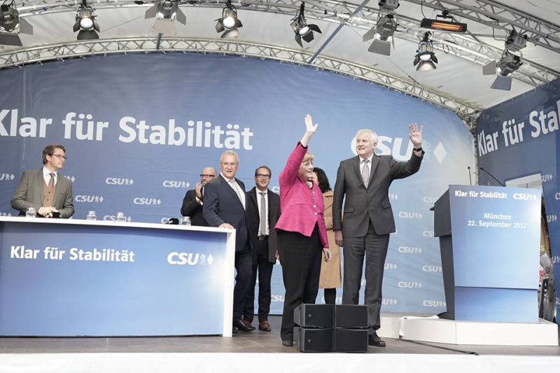 德國社會民主黨黨魁賽賀佛（前排右起）與聯邦總理梅克爾為了移民政策激辯，重創聯合內閣支持度。   圖：翻攝賽賀佛臉書