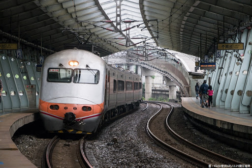 台鐵公司在早上9時表示，根據中央氣象局第8號颱風的最新預測，今(10)16時前，台鐵局全線各級列車照常行駛。   圖：翻攝自Flickr／billy1125開放權限