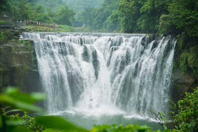 十分瀑布公園擁有全台最大簾幕式瀑布，吸引許多外籍觀光客慕名而來。   圖：新北觀旅局/提供
