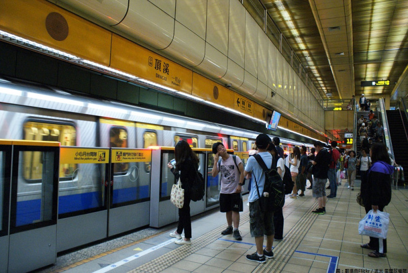 因應今（10）日公告16時起停止上班及上課，台北捷運為疏運下班、下課人潮，提早加密尖峰班距。   圖：翻攝自Flickr／波米 里開放權限