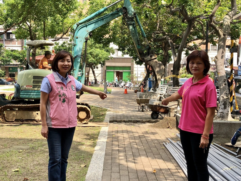 台中市議員陳淑華爭取在何厝公園設置iBike站點，儘管颱風即將來襲，工班仍進場施工。   市議員陳淑華/提供