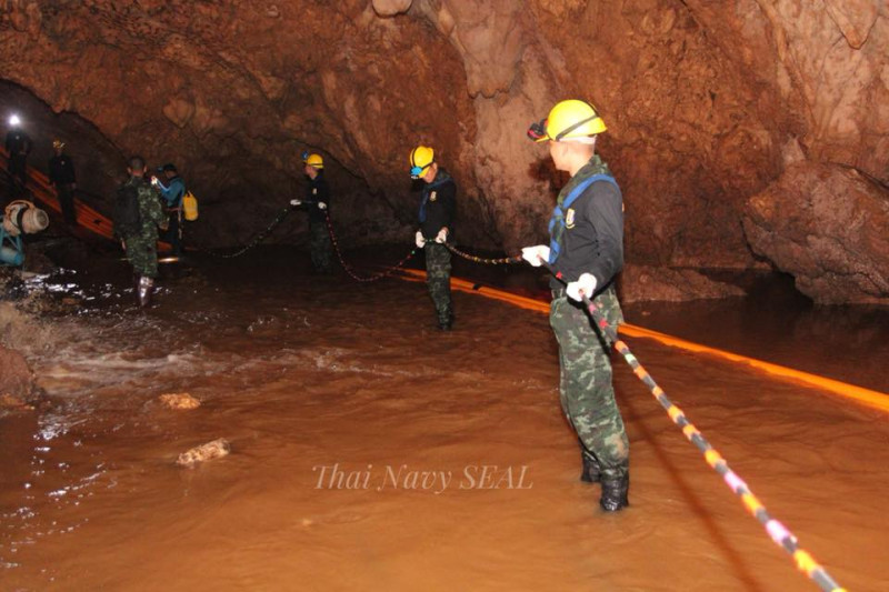 泰國野豬足球隊少年與教練共13人在泰國清萊的睡美人洞(Tham Luang Nang Non)探險，不料因連日大雨受困洞窟內，泰國政府及多國家都派出專家前往救援。圖為救援照片。   圖：翻攝自Thai NavySEAL臉書