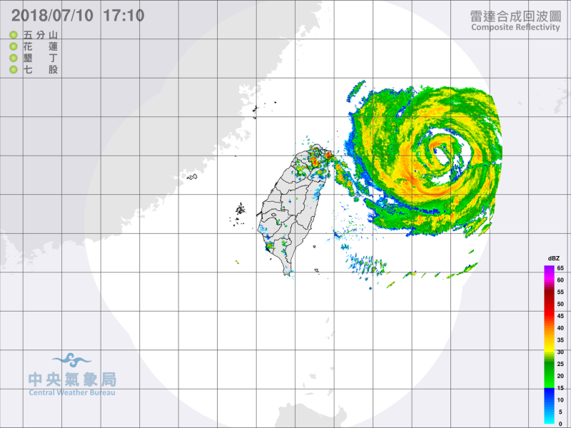 「瑪莉亞」颱風中央氣象局在17:30更新最新動態，暴風圈正逐漸進入颱灣北部、東北部陸地，雖強度已減弱成中颱，但氣象局仍提醒仍不可掉以輕心。   圖：中央氣象局/提供