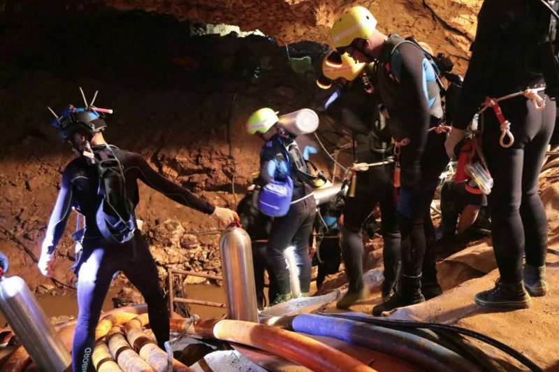 泰國當局表示，整項洞穴救援行動共有90名潛水專家參與，其中50人來自國外。   圖 : 達致影像/美聯社