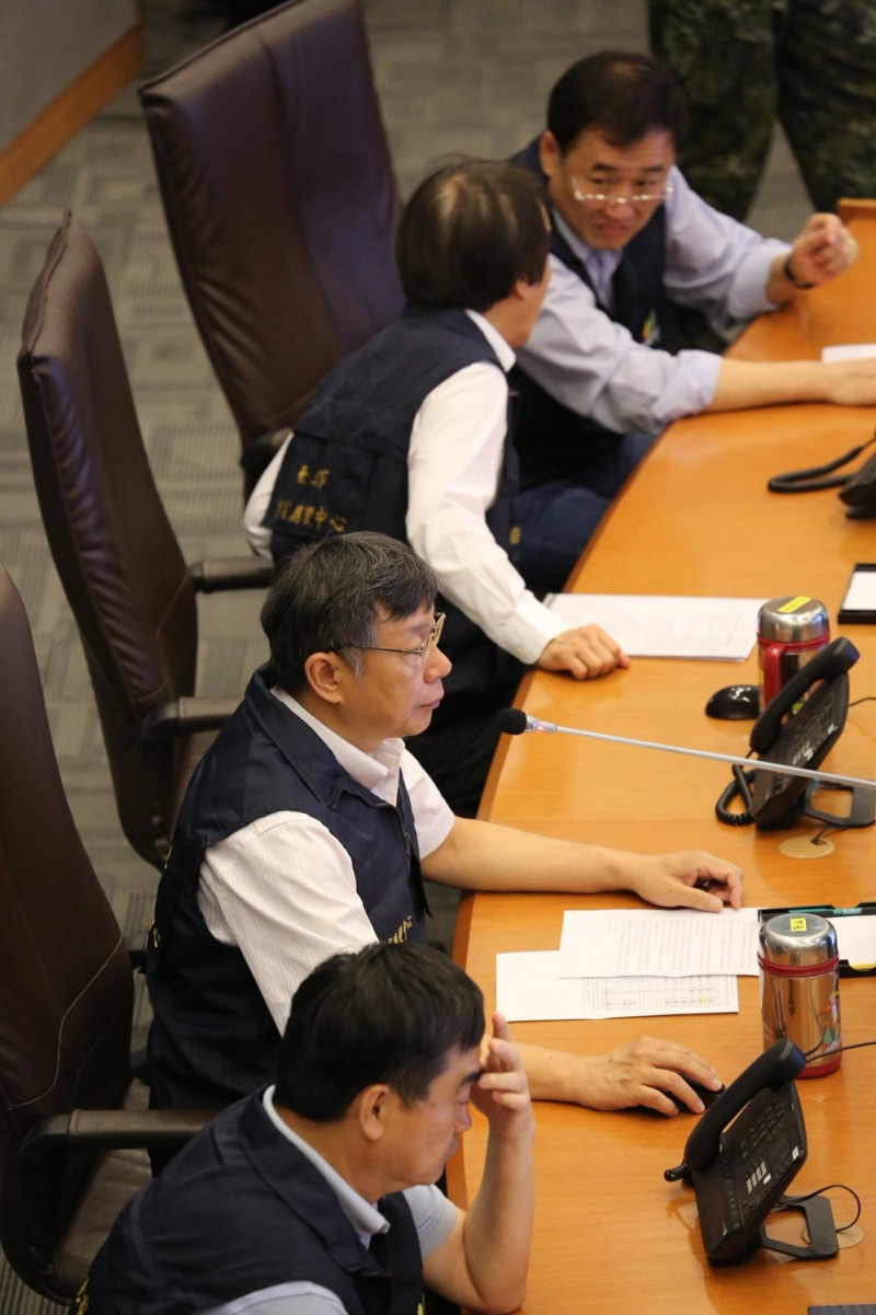 台北市長柯文哲晚間坐鎮北市災害應變中心，了解颱風最新動態。   圖：台北市政府/提供
