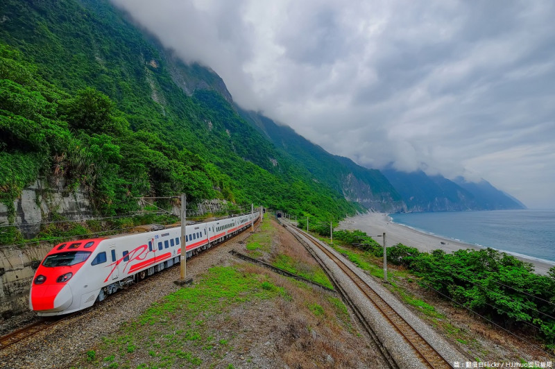 中度颱風瑪莉亞來襲，台灣鐵路管理局基於安全考量，今（10）晚公布明天上午多數列車停駛。   圖：翻攝自Flickr／HJJhuo開放權限