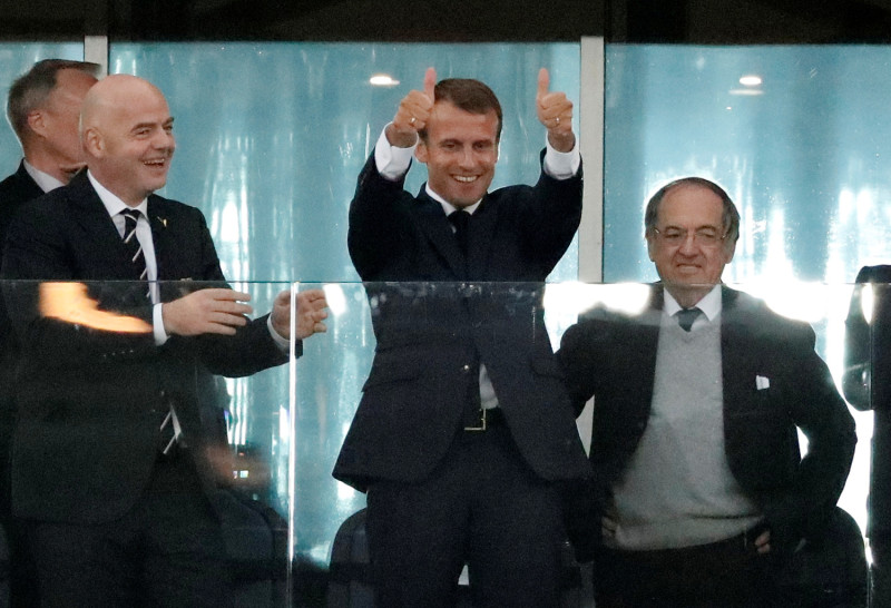 本屆俄羅斯世界盃準決賽台北時間今（11）日凌晨2時開踢，下半場第51分鐘法國隊攻下致勝的關鍵一球，親臨球場激勵士氣的法國總統馬克宏（Emmanuel Macron）在國際足球總會（FIFA ）主席因凡蒂諾（Gianni Infantino）陪同下，開心的雙舉大姆指慶祝。馬克宏賽後立即推特發文：「我們打進決賽了。大家星期天見，把冠軍帶回家。」網友在底下回文，貼出馬克宏看球時振臂歡呼的鏡頭。   圖：達志影像/路透社