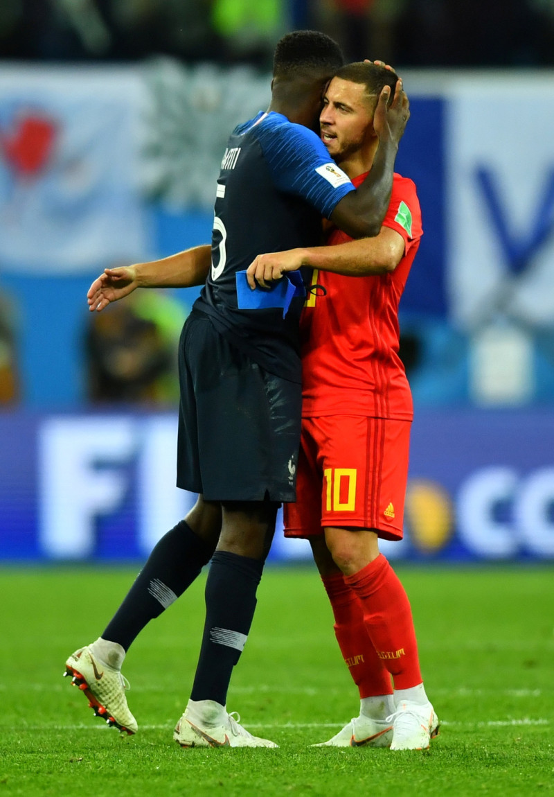 法國以1：0一分之差險勝比利時，順利拿到本屆世界盃冠軍戰門票。賽後，為法國隊頂進關鍵致勝球的烏迪迪（Samuel Umtiti，左）和比利時的伊登·阿扎爾（Eden Hazard）相擁道別，相約四年後再見。   圖：達志影像/路透社