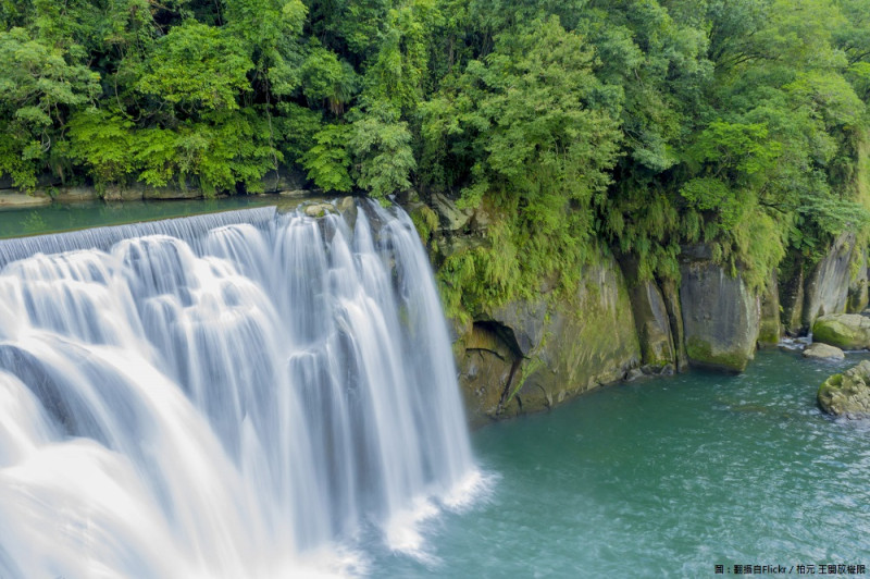 新北觀旅局訂於明(12)十分瀑布公園恢復正常開園，讓喜愛欣賞瀑布美景的旅客，可以再次享受清涼氛圍！   圖：翻攝自Flickr／柏元 王開放權限