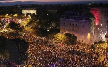 現場人山人海，都為了一同慶祝法國睽違12年再闖入世足決賽。   圖：翻攝英國足球情報站微博