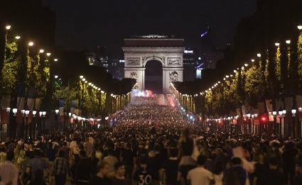 法國闖入世足決賽，球迷擠進巴黎香榭麗舍大道與凱旋門盡情狂歡。   圖：翻攝英國足球情報站微博