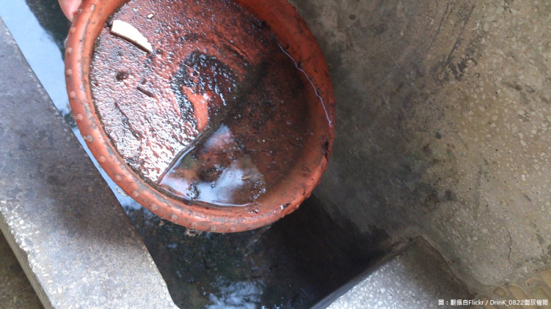 南部進入汛期，台南市衛生局清查各區，三天就清出超過4000個積水容器。   圖：翻攝自Flickr／DrinK_0822開放權限