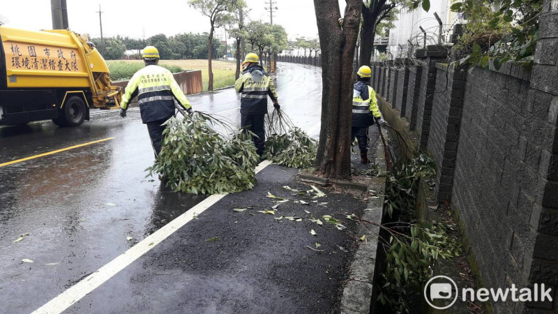 瑪莉亞颱風陸上警報解除後，桃市環保局動員清潔隊員展開市容清理工作。   圖:林昀真/攝