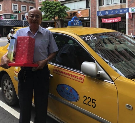 台中市警局交通大隊在今(11)日表揚這位拾獲316萬6千元的計程車司機。   圖：台中市警察局/提供