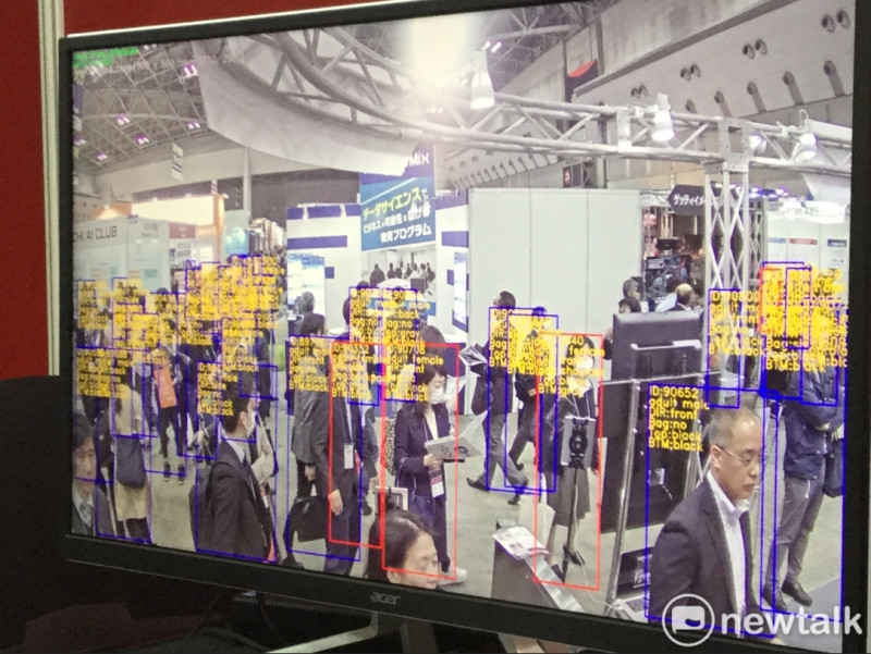 「人臉識別系統」將在北京地鐵應用，圖為日本AI的聲音辨識跟人臉辨識系統。   圖：劉黎兒/攝