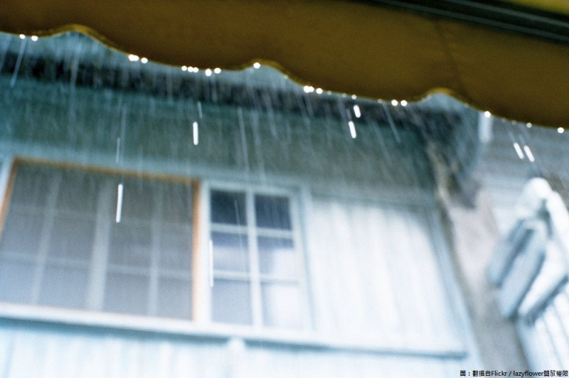 天氣恢復夏天易有午後雷陣雨的型態，今(12)受到南方雲系北移影響，全台午後會有短暫且不定期的陣雨或雷雨，甚至局部大雨發生。   圖：翻攝自Flickr／lazyflower開放權限