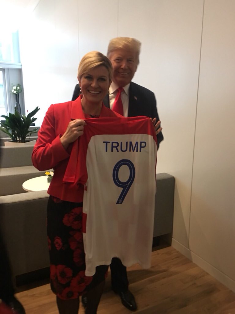 美國總統川普收到的是克羅埃西亞前鋒克拉馬里奇（Andrej Kramaric）的9號球衣，背面印有「Trump」字樣，左前為克羅埃西亞總統季塔洛維奇（Kolinda Grabar-Kitarovic）。   圖：翻攝自Kolinda Grabar-Kitarovic推特