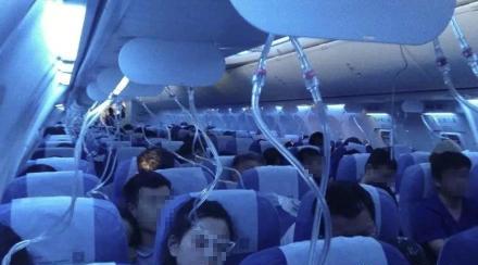 中國國際航空CA106從香港飛往遼寧大連的航班10日在飛行途中發生機艙失壓，飛機從1萬米高空急降，機艙的氧氣面罩全數掉下，引起乘客恐慌，疑似是機組人員在駕駛艙內吸菸，誤將兩個組件關掉，所幸無人受傷。   圖：截取自ju-litai微博