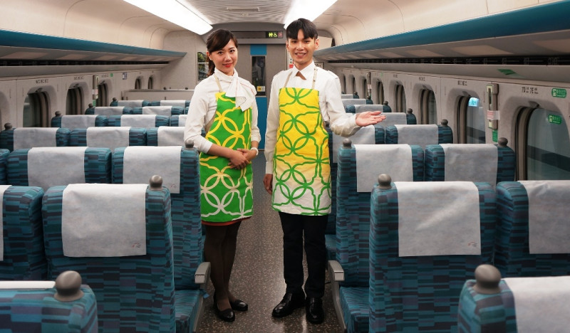 高鐵的服勤員也穿上綠色或黃色的「藝術圍裙」。   圖：高鐵/提供