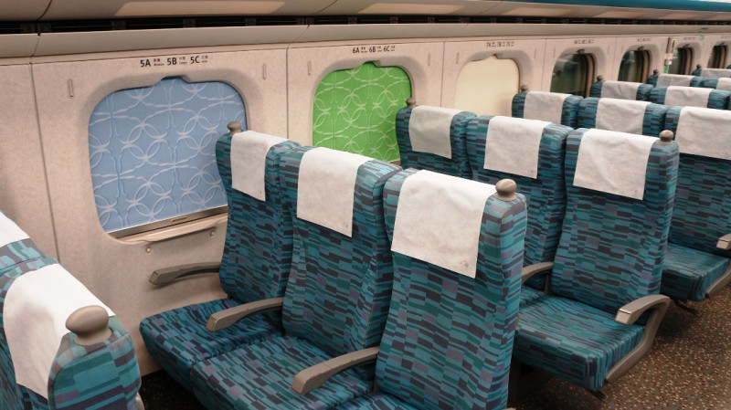 高鐵列車車窗更首次與藝術結合隨機換裝，以藍、綠二色「藝術遮光簾」布置。   圖：高鐵/提供
