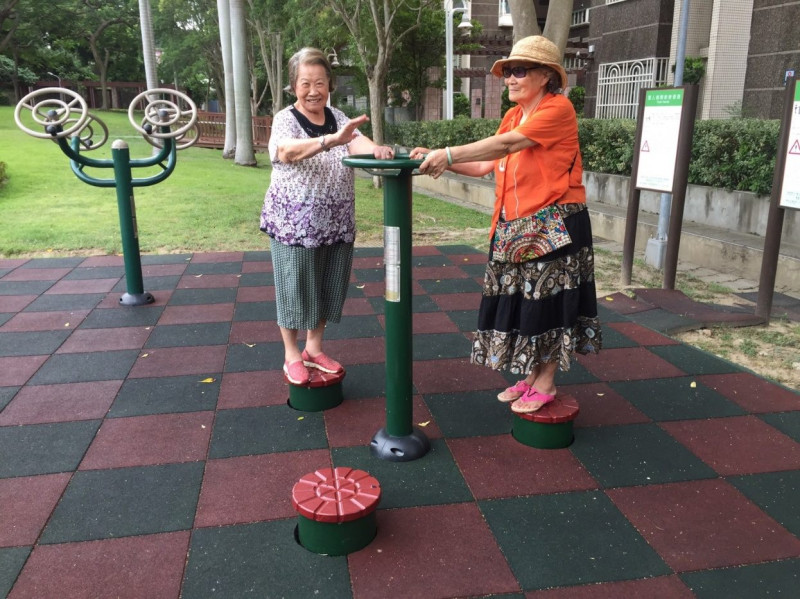 福志公園除了特色的遊具外，更有老人家們愛的體健設施。   圖：台北市工務局提供