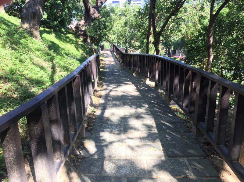 福志公園除了特色的遊具外，還有具挑戰性的登山步道，加上公園內許多成蔭的大樹，如大王椰子、鳳凰木、楝樹及樟樹交錯在步道上。   圖：台北市工務局提供