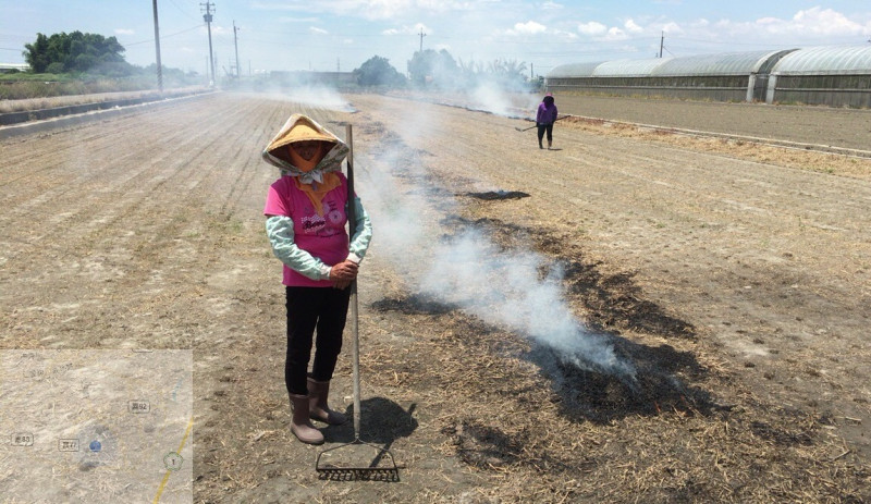 據統計，嘉義縣30％的PM2.5都來自於農作燃燒，若要改善空氣品質，減少露天燃燒顯然勢在必行。   圖：嘉義縣政府/提供