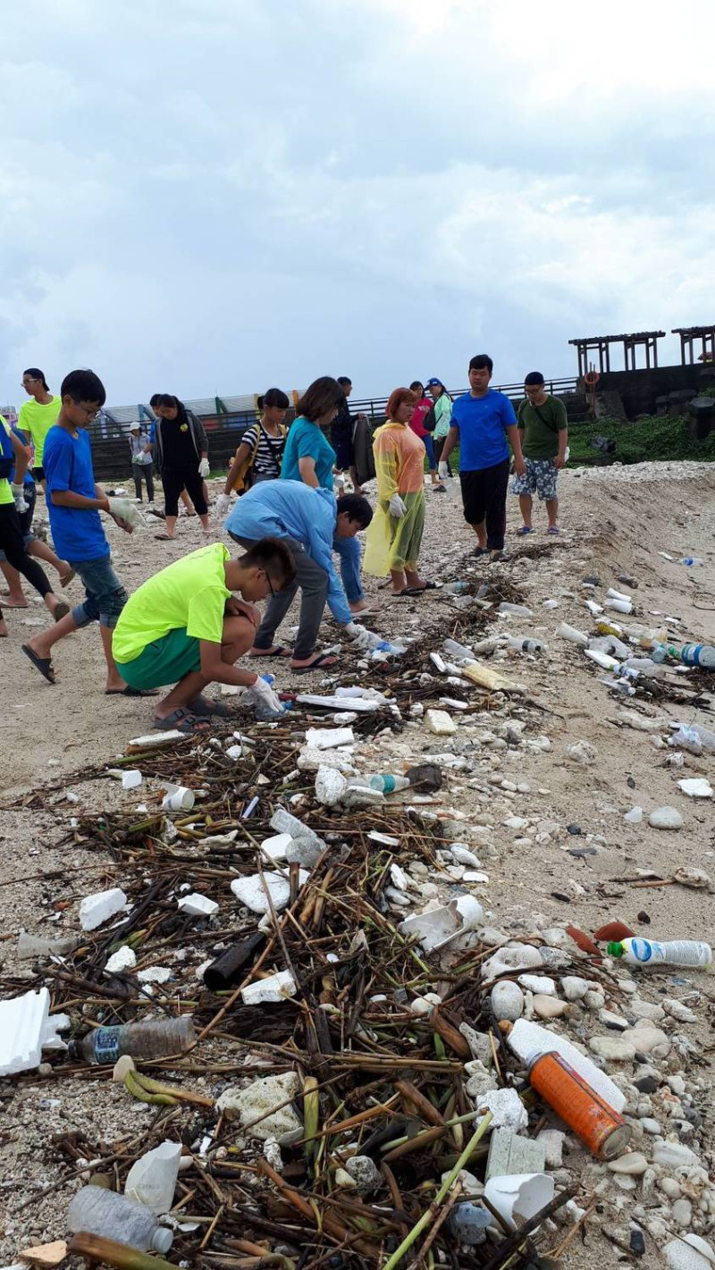 環保局呼籲，暑假期間大家若前往海岸灘遊玩，離開時請務必將垃圾都帶走，以維護乾淨美麗的海洋風貌及環境。   圖：屏東縣政府