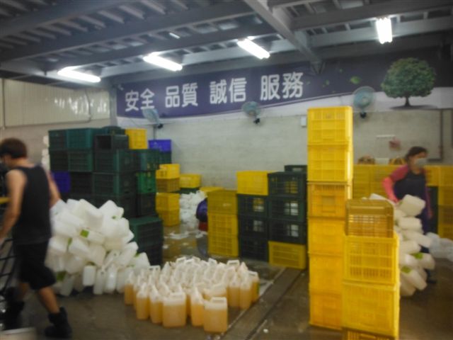台灣潔聲家品將製造過程中清洗回收桶子，及清洗製造區所產生的清洗廢水，逕自排放廠房前方排水溝。   圖：高雄市環保局/提供