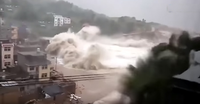 馬莉亞颱風侵襲中國，捲起三層樓高浪。   圖 : 翻攝自微博