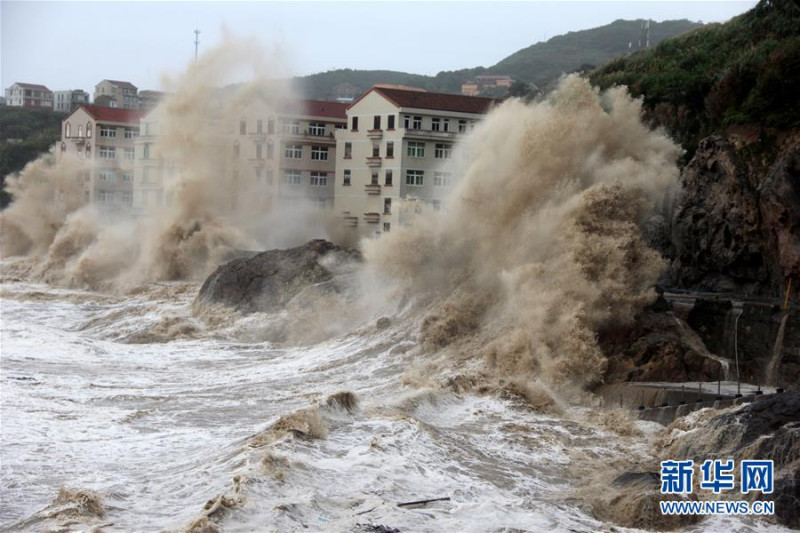 馬莉亞颱風侵襲中國，捲起三層樓高浪。   圖 : 翻攝自新華網