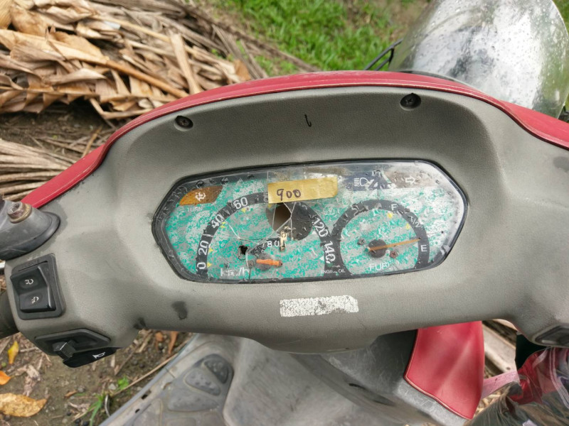 自救會機車儀表板遭打洞破壞。   圖 : 高雄市環保局/提供