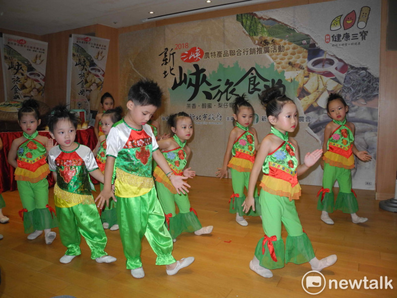 新北市府農業局與三峽農會舉辦「峽旅食尚」記者會，由農會附幼小朋友表演活潑的舞蹈。                                      
   圖：王峻昌/攝