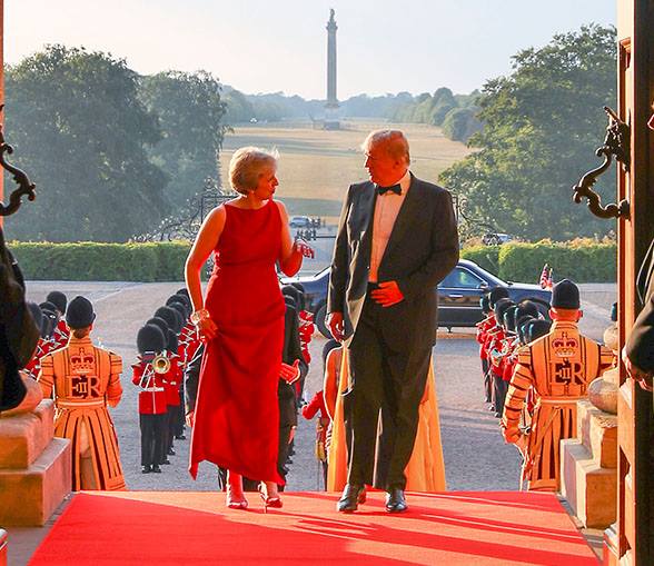 美國總統川普（右）訪問英國，英首相梅伊特別在布倫海姆宮設晚宴招待。   圖：翻攝英國首相辦公室臉書