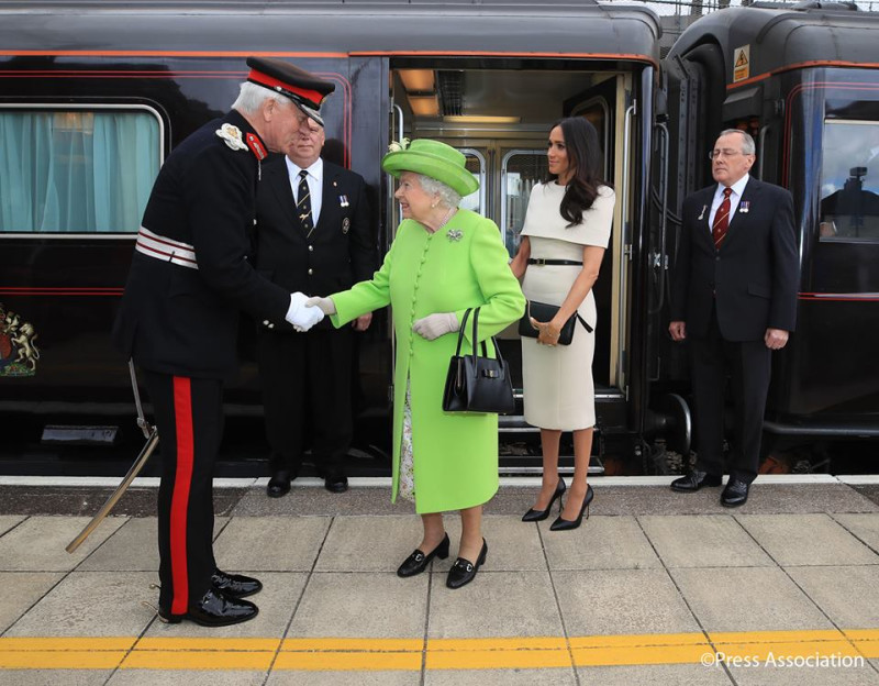 英國薩塞克斯公爵夫人、梅根馬克爾（右二）上個月陪同英國女王（左二）出席活動，穿著剪裁合宜的洋裝，是她一貫的喜好打扮。   圖：翻攝英國王室臉書