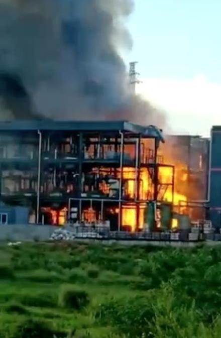 中國四川一間化學工廠在12日發生爆燃事故，造成19人死亡，12人受傷。四川省安全監管局今 (13) 天表示，目前火以撲滅，受傷人員均無生命危險，事故發生原因仍在調查。   圖：翻攝自央視微博
