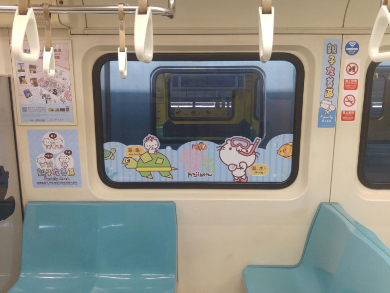 此彩繪列車還特別設置「親子友善區」車廂區域，為提供親子、孕婦及推嬰兒車等旅客更友善的乘車服務。   圖：台北捷運公司提供