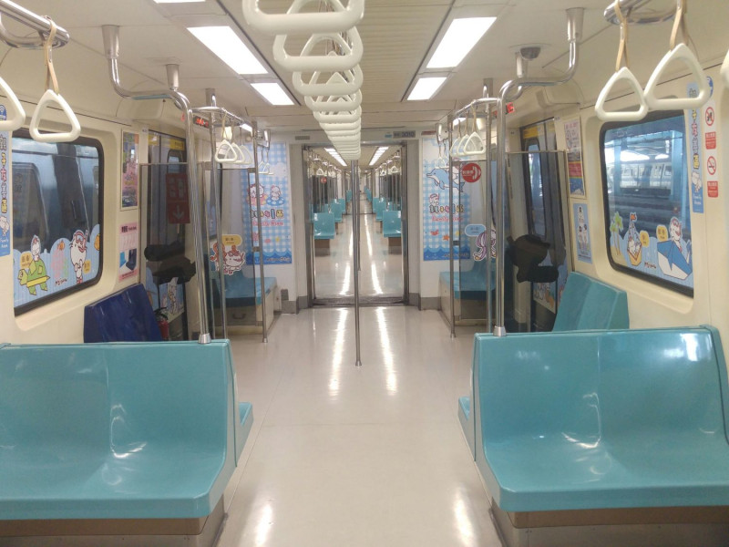在彩繪車廂內，同樣以藍色為主題，並且在區域裡的設備箱、車窗、車門內側等處，都可以看到大小麻吉貓可愛身影   圖：台北捷運公司提供