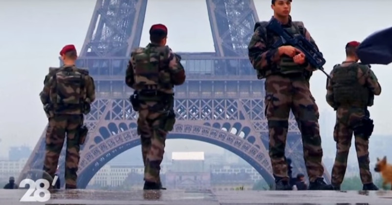 世足賽決賽前一天恰巧是法國國慶日，當局明（14）日起將在全國部署11萬警力，以便15日法國隊拿下世足冠軍的情況下，保障街頭慶祝人群的安全。   圖：翻攝Youtube