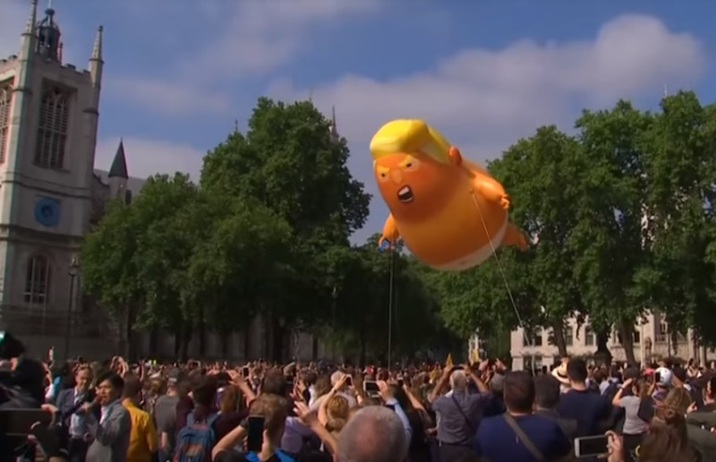 倫敦抗議民眾集資打造高6公尺的川普嬰兒氣球，13日上午9時30分在倒數聲中在國會前廣場緩緩飄上高空。   圖：翻攝Youtube