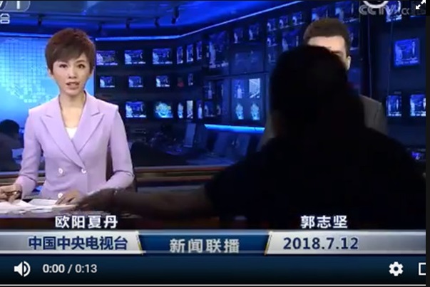 中國官媒央視12日全國聯播的《新聞聯播》新聞畫面中出現黑衣人。   圖/翻攝自網路