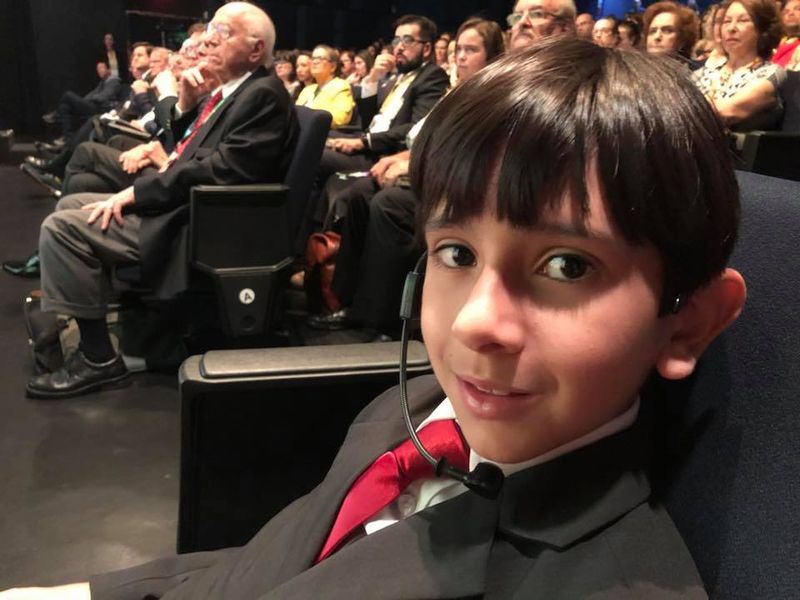 巴西8歲男童巴瑞拉（前）13日將一封信交給聯合國秘書長青年特使維克拉瑪娜亞克，呼籲讓葡萄牙文成為聯合國官方語言。   （圖取自巴瑞拉臉書facebook.com/joaopaulo.barrera）